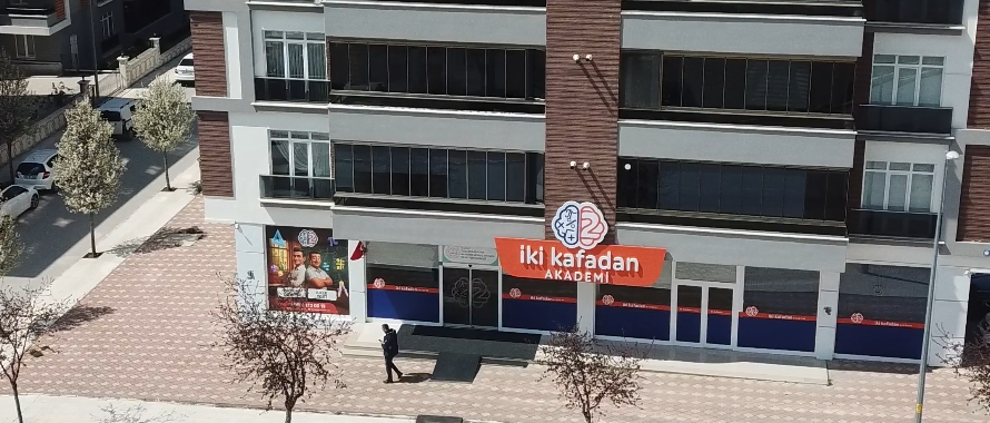 İki Kafadan Akademi - Bina